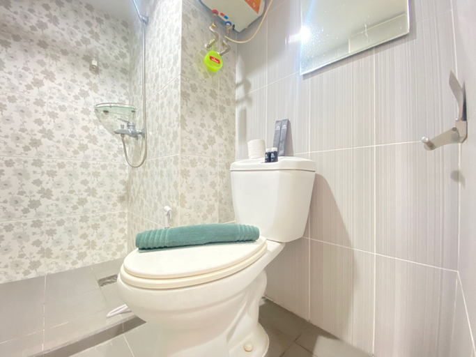 Bathroom 2, Roomy 2BR Apartment at Jarrdin Cihampelas Apartment, Bandung