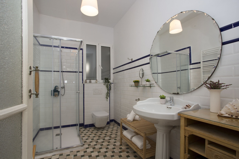 Bathroom 4, SingularStays Ms Rogers, Valencia