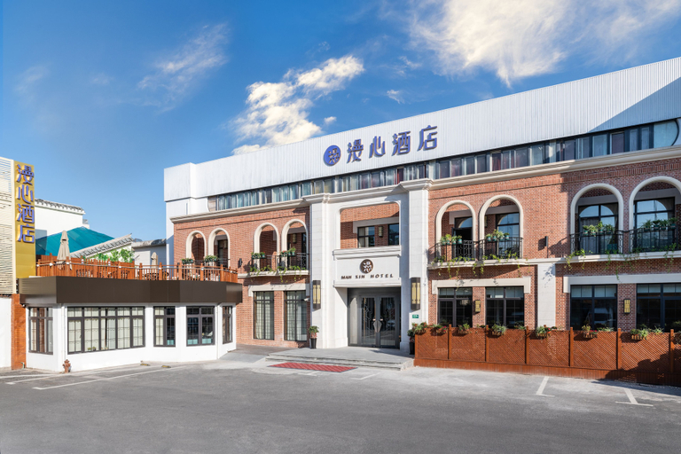 Exterior & Views