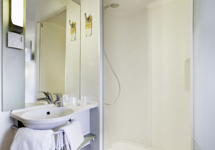 Bathroom 5, ibis budget Lisieux, Calvados