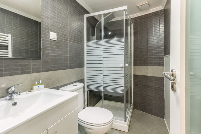 Bathroom 3, Amazing Castle Views in Historic Center, Lisbon