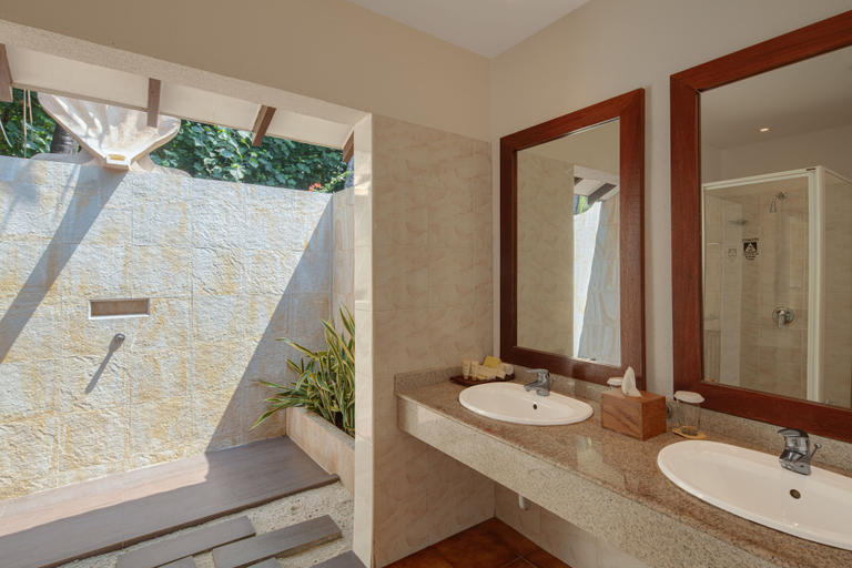 Bathroom 5, Adaaran Select Meedhupparu, Raa Atoll