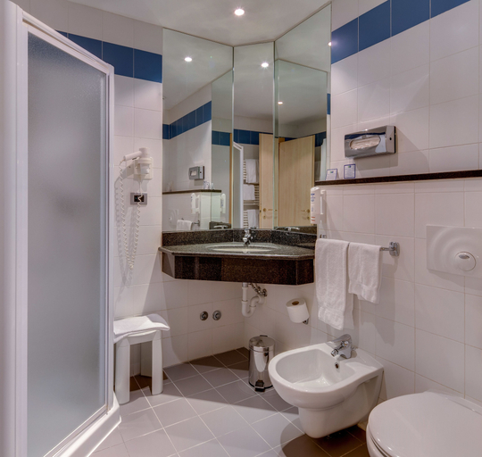Bathroom 5, Holiday Inn Express PARMA by IHG, Parma