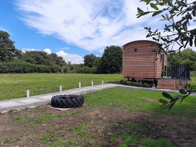 Others 5, Min yr Afon - Cabin - Sleeps 2 - Hot Tub - Parking, Anglesey