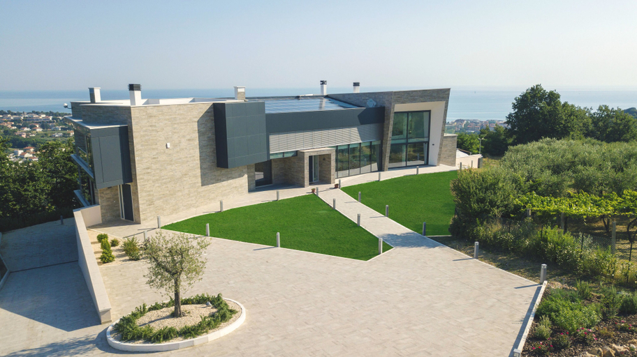 Exterior & Views