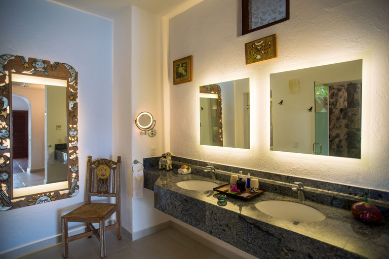Bathroom 5, La Casa Que Canta, José Azueta
