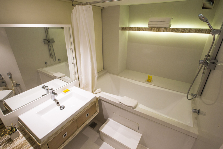 Bathroom 4, Hotel Bawa Continental, Mumbai Suburban