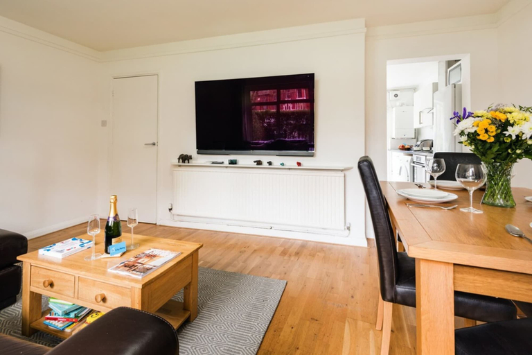 Others 4, Bright and Spacious Philbeach Garden Apartment, London