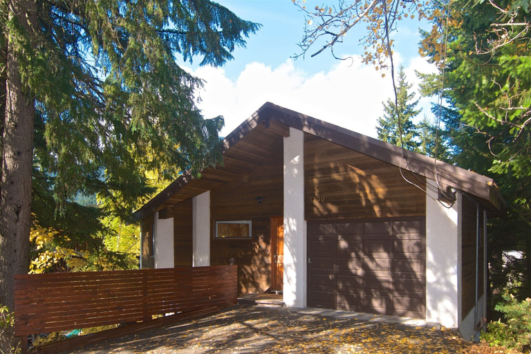 Exterior & Views 2, Lakefront Chalet with private dock, Squamish-Lillooet