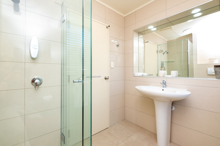 Bathroom 4, Motel de la Mer, Napier
