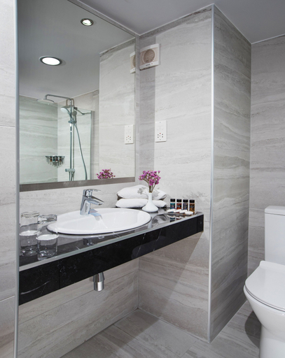 Bathroom 5, Mayfair Hotel