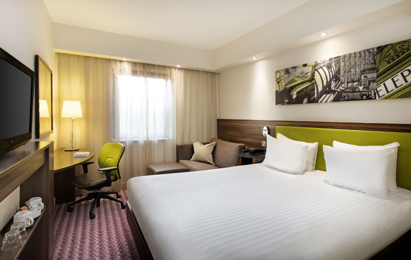 Bedroom 3, Hampton by Hilton London Croydon, London