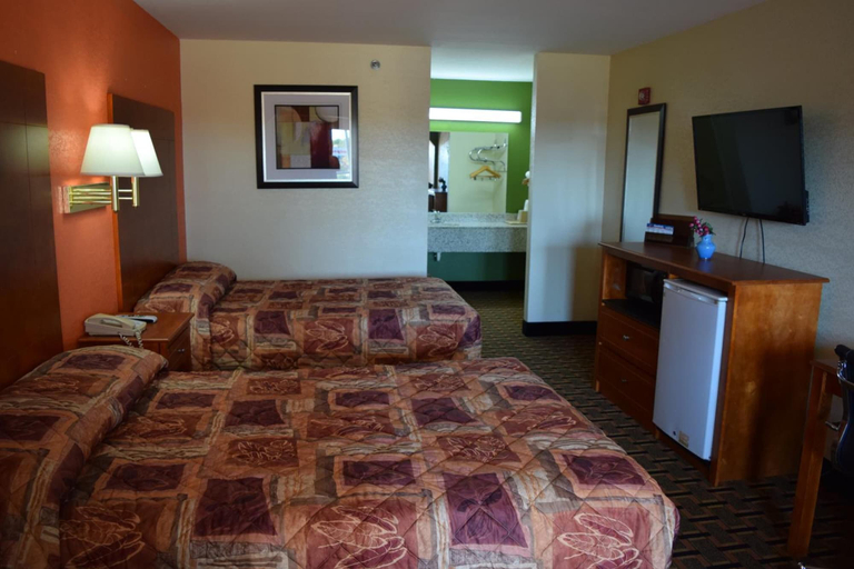 Bedroom 4, Royal Inn Douglasville, Douglas