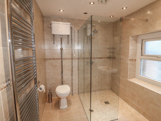 Bathroom 3, Peak Manor, Derbyshire