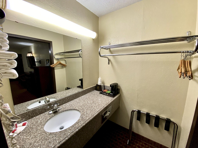 Bathroom 4, Super 8 by Wyndham Shawnee, Pottawatomie