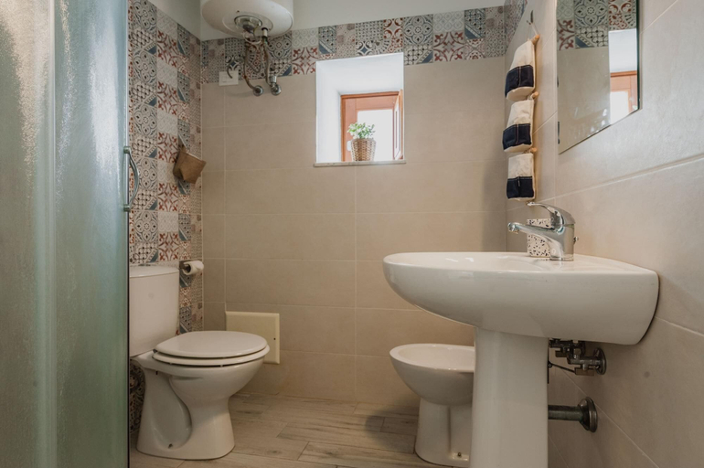 Bathroom 5, Five Stars Sicily Intera, Syracuse