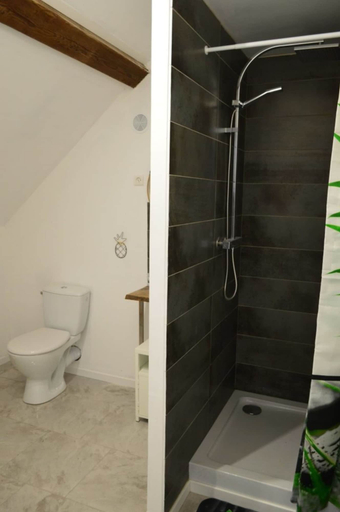 Bathroom 5, Les Colombines, Somme