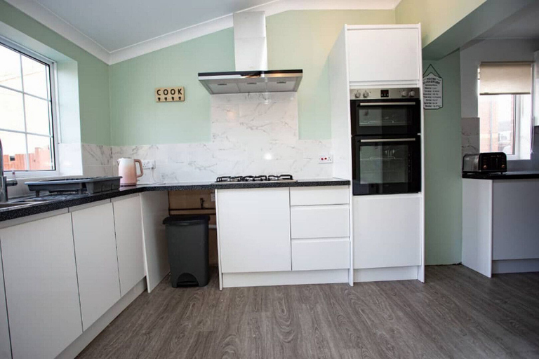 Others 5, Cozy 3-bedroom Home in Luton, Luton