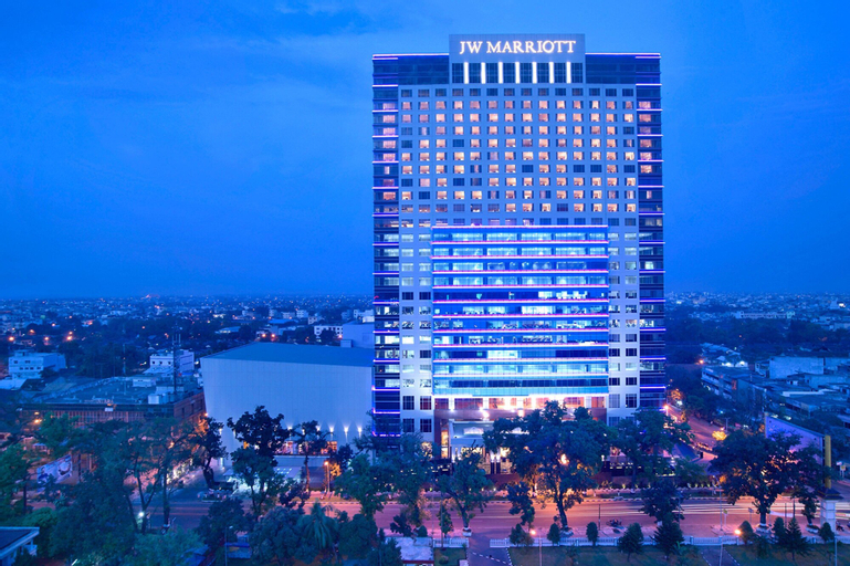 Exterior & Views 27