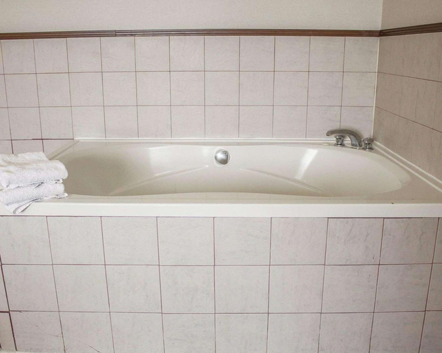 Bathroom 4, Norwood Inn Columbus, Franklin