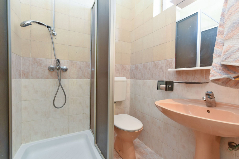 Bathroom 3, Apartment 74, Pula