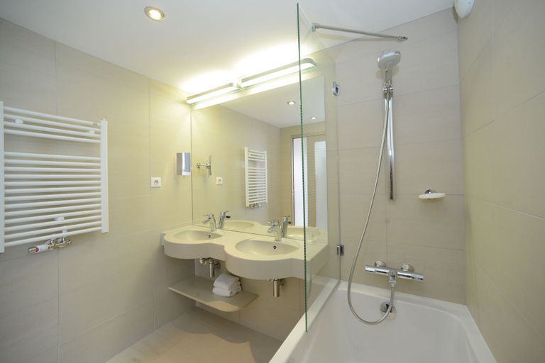 Bathroom 4, Prévithal Hôtel de la Baie Thalasso & Spa Marin, Manche