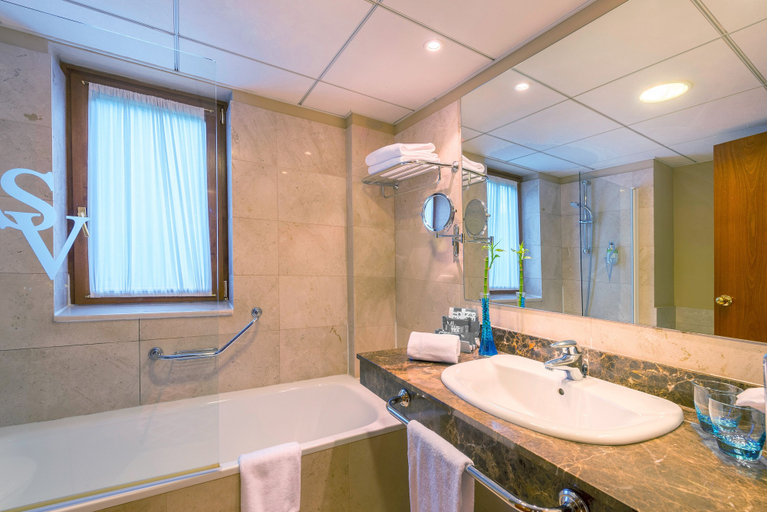 Bathroom 5, Hotel Vielha Val d'Arán, Affiliated by Meliá, Lleida