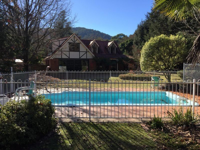 Sport & Beauty, Tudor House - Large Family Home, Alpine - East