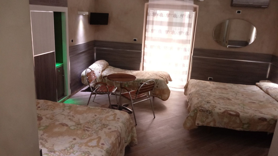 Bedroom 3, Pensione Enea, Napoli