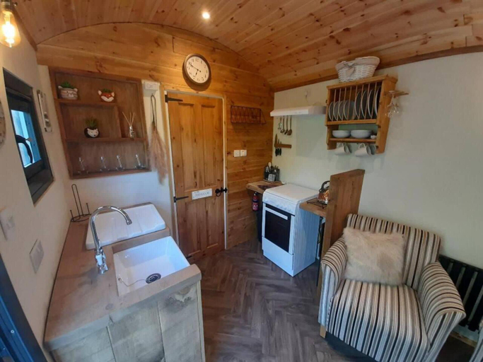 Others 4, Min yr Afon - Cabin - Sleeps 2 - Hot Tub - Parking, Anglesey