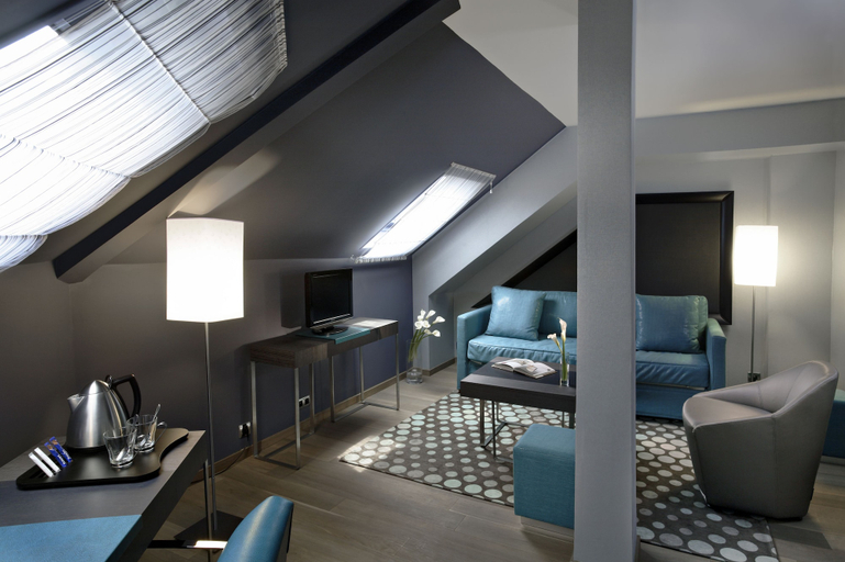 Others 5, Hotel Bassano, Paris
