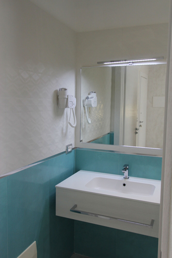 Bathroom 4, Hotel Presidente, Lecce