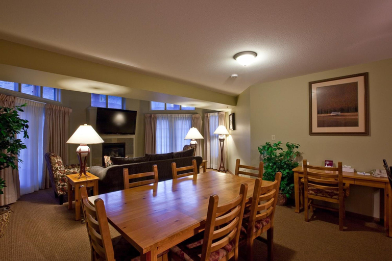 Food & Drinks 3, Polaris Lodge, East Kootenay