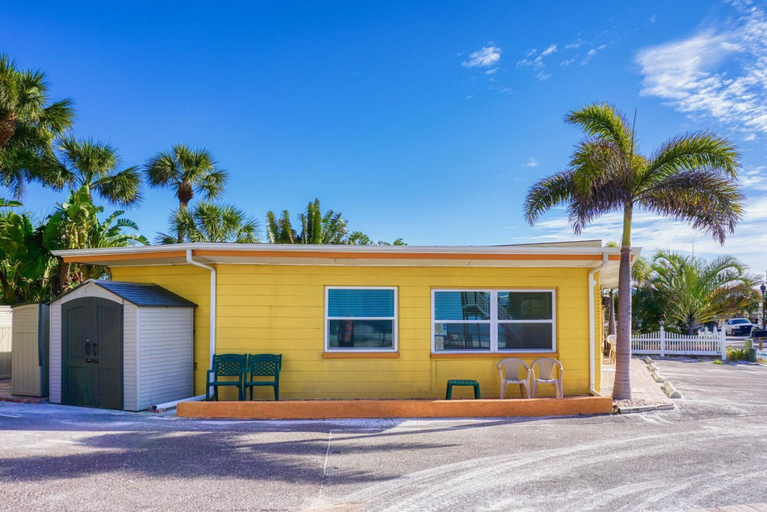 Exterior & Views 2, Misty Isles Redington Beachfront Suite 5, Pinellas