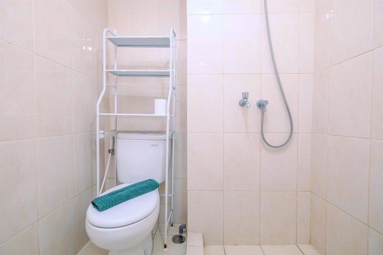 Bathroom 3, Nice And Comfy Studio At Springlake Summarecon Apartment, Bekasi