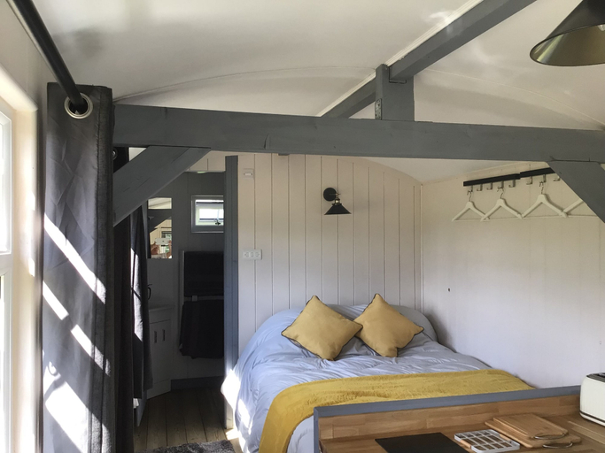 Bedroom 3, Charming Luxurious Rural Shepherds Hut, Hampshire
