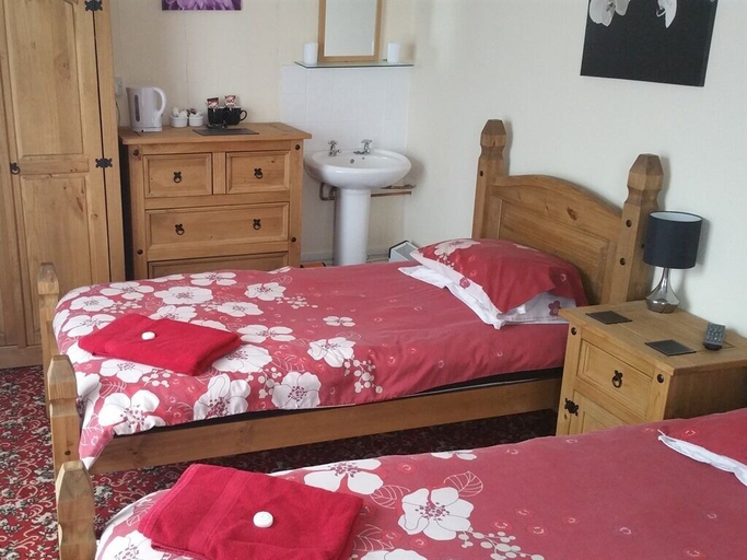 Bedroom 2, The Vyvyan Arms Hotel, Cornwall
