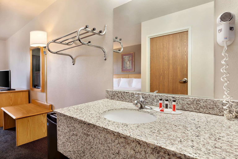 Bathroom 4, Travelodge by Wyndham Yermo, San Bernardino