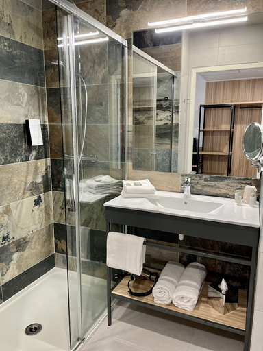 Bathroom 5, Golden Tulip Martigues Provence, Bouches-du-Rhône