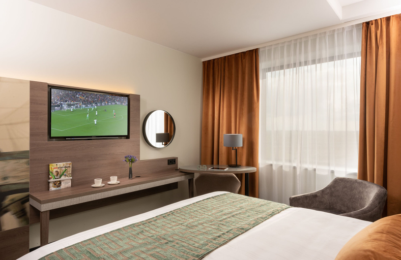 Bedroom 2, Leonardo Royal Hotel Amsterdam, Amsterdam