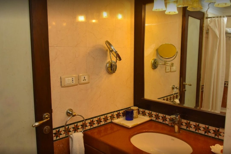 Bathroom, Orient Taj Hotels and Resorts, Agra