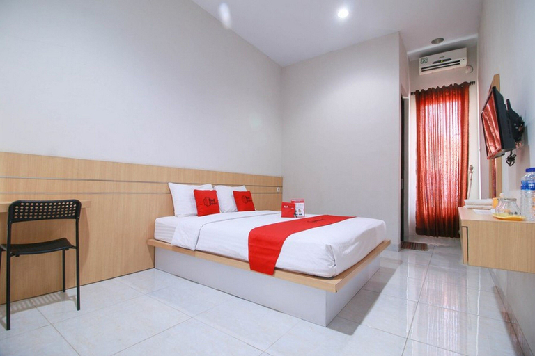 Bedroom 5, RedDoorz Syariah near Universitas Jenderal Soedirman, Banyumas