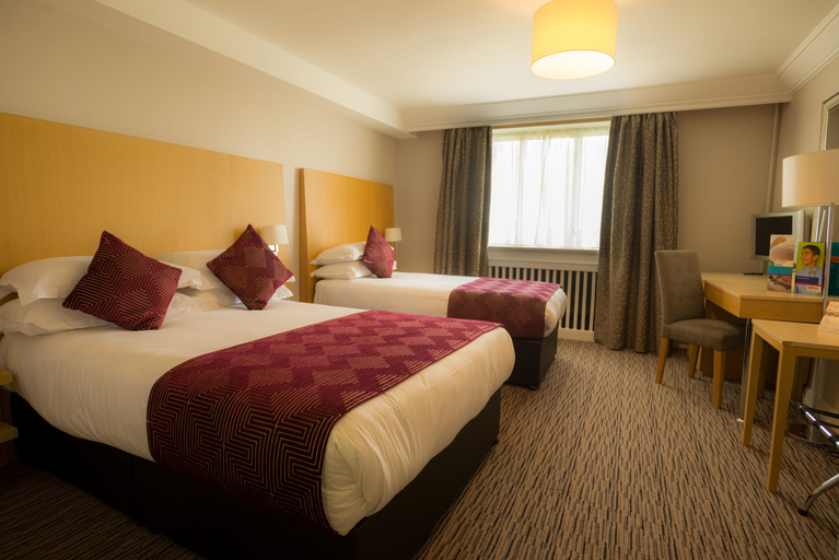 Bedroom 2, Park Inn by Radisson Shannon Airport