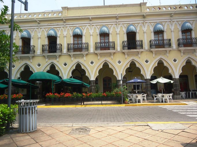 Exterior & Views