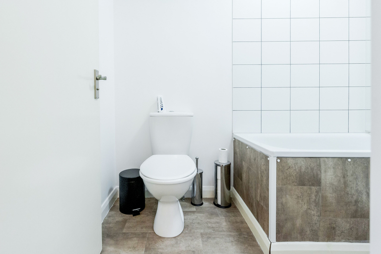 Bathroom 4, Manor Lodge Apartments, Hertfordshire