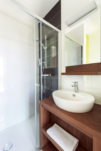 Bathroom 5, B&B HOTEL Saint-Nazaire Pornichet, Loire-Atlantique