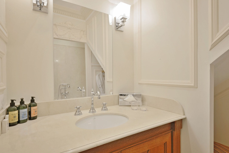 Bathroom 5, Villa Victor Louis, Gironde