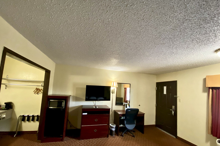 Others 5, Super 8 by Wyndham Shawnee, Pottawatomie