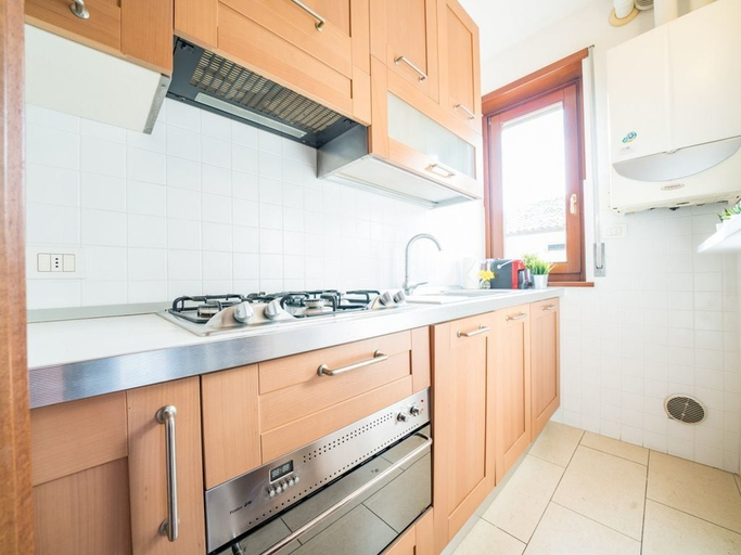 Private kitchen 4, Bright Apartments Verona - Valdonega Torricelle View, Verona