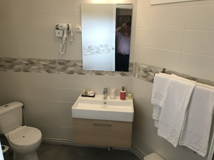 Bathroom 5, Hôtel les Iris, Eure